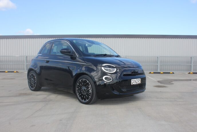 Fiat-500-e-La-Prima-001