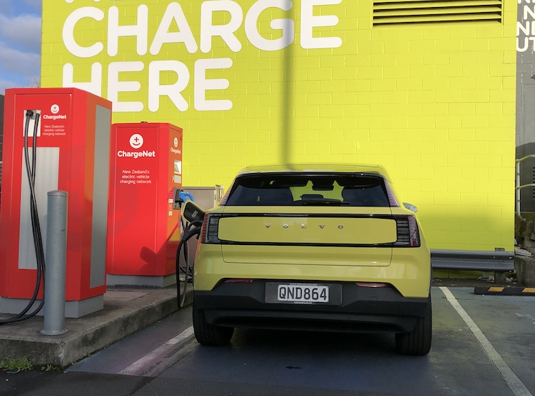 Volvo-EX30-Charging-Station-001