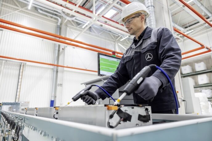 Mercedes-Benz Batterie-Recyclingfabrik Kuppenheim: Überprüfung des Ladezustands von Batteriemodulen
Mercedes-Benz Kuppenheim battery recycling factory: Checking battery module state of charge