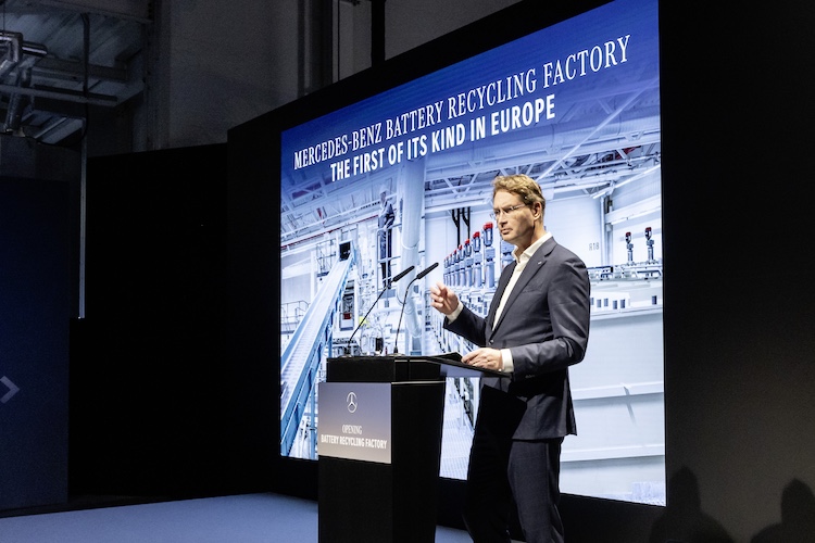 Mercedes-Benz Werk Kuppenheim: Erste Batterie-Recyclingfabrik Europas mit integriertem mechanisch-hydrometallurgischem Verfahren im süddeutschen Kuppenheim eröffnet | Ola Källenius, Vorstandsvorsitzender der Mercedes-Benz Group AG 

Mercedes-Benz plant Kuppenheim: Europe's first battery recycling plant using integrated mechanical-hydrometallurgical process opens in Kuppenheim in southern Germany | Ola Källenius, Chairman of the Board of Management of Mercedes-Benz Group AG