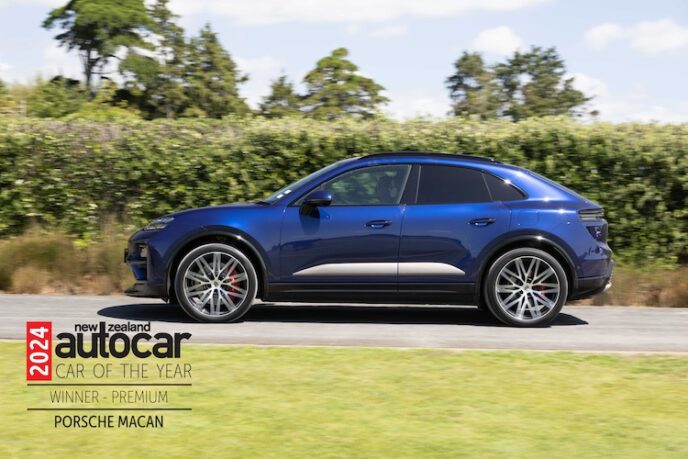 PORSCHE MACAN – with logo