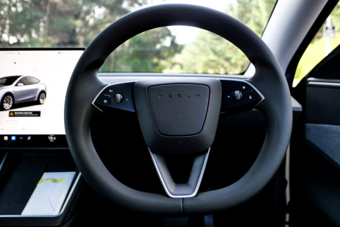 Tesla-MY-steering-wheel