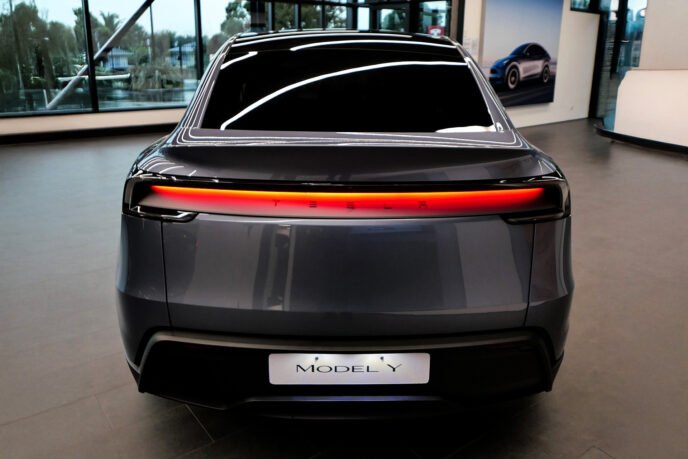 Tesla-Y-rear-lightbar