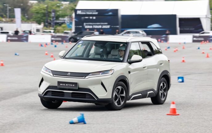 byd-atto2-slalom-driving