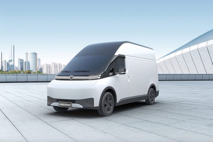 Geely-Farizon-SuperVan-in-white