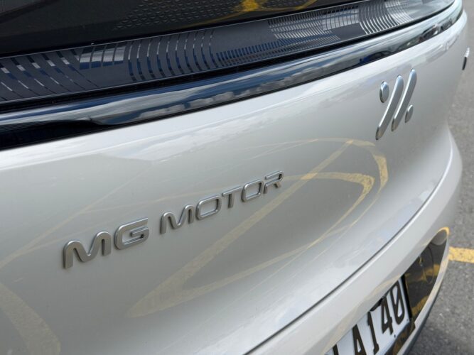 IM6_rear_badge