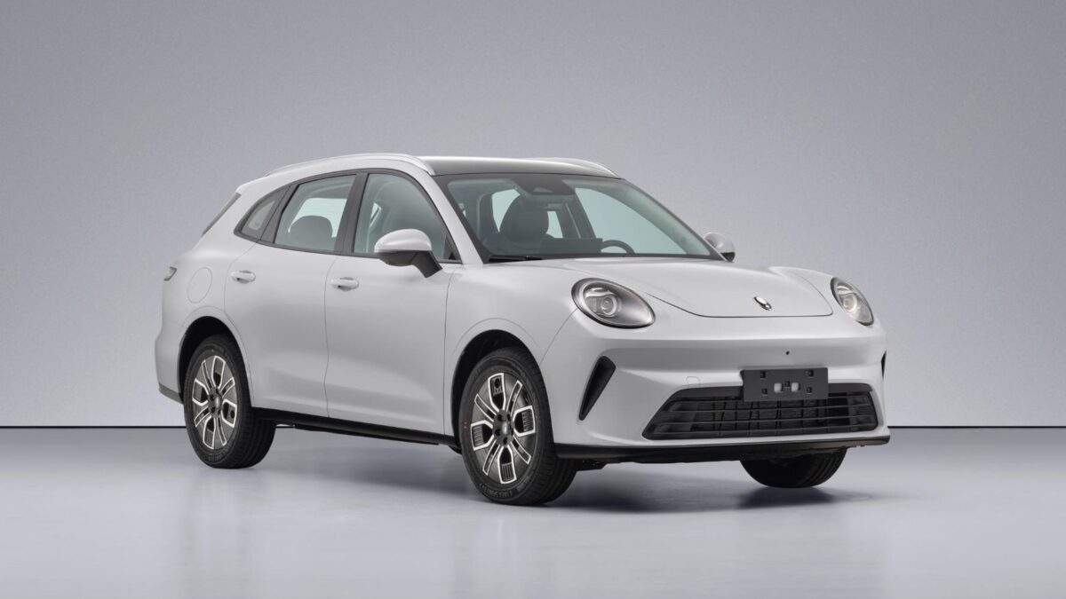 Ora 5 plug-in hybrid wagon front three quarter from MIIT filing