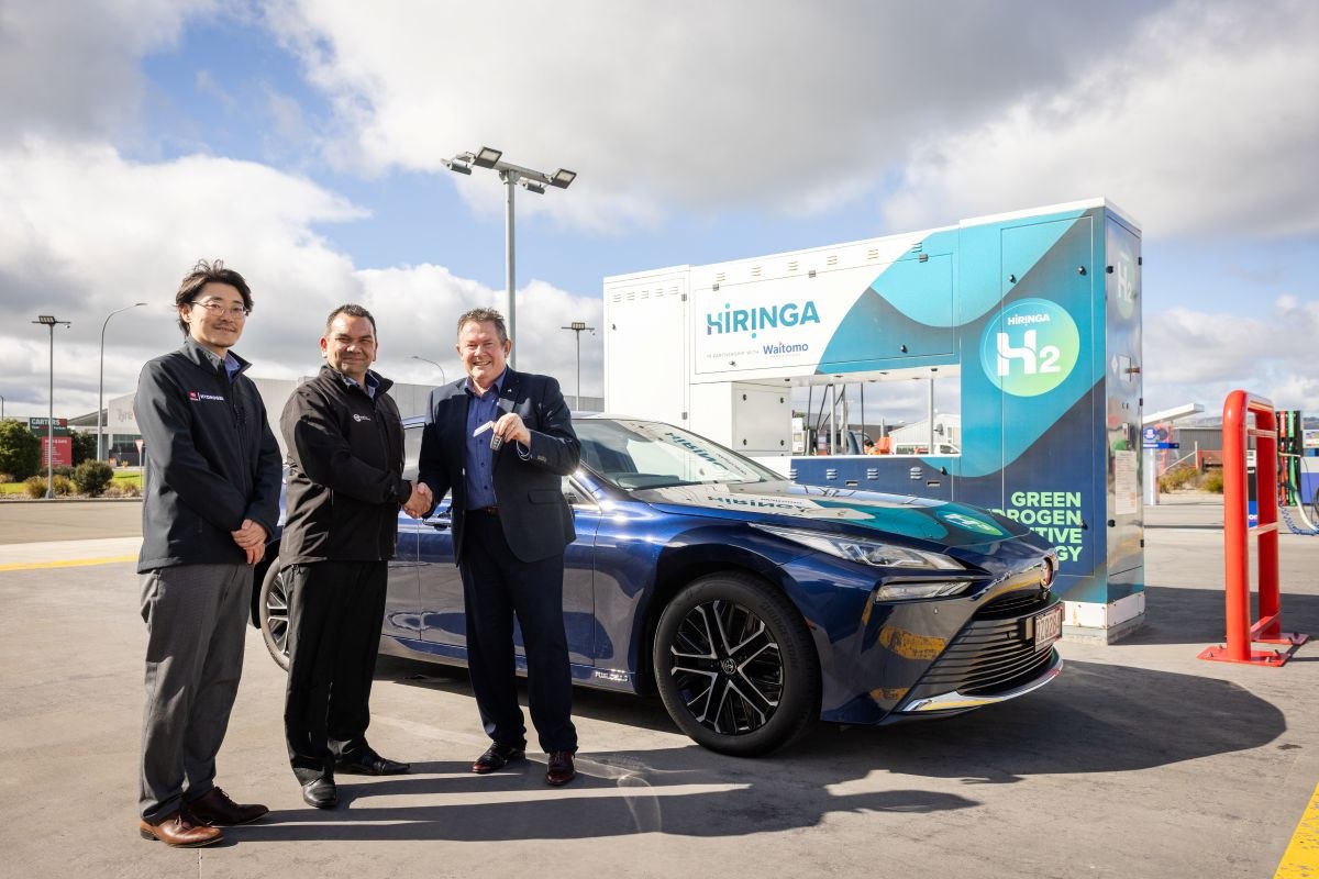 Palmerston North Mayor Grant Smith receives Mirai keys at the Hiringa hydrogen station