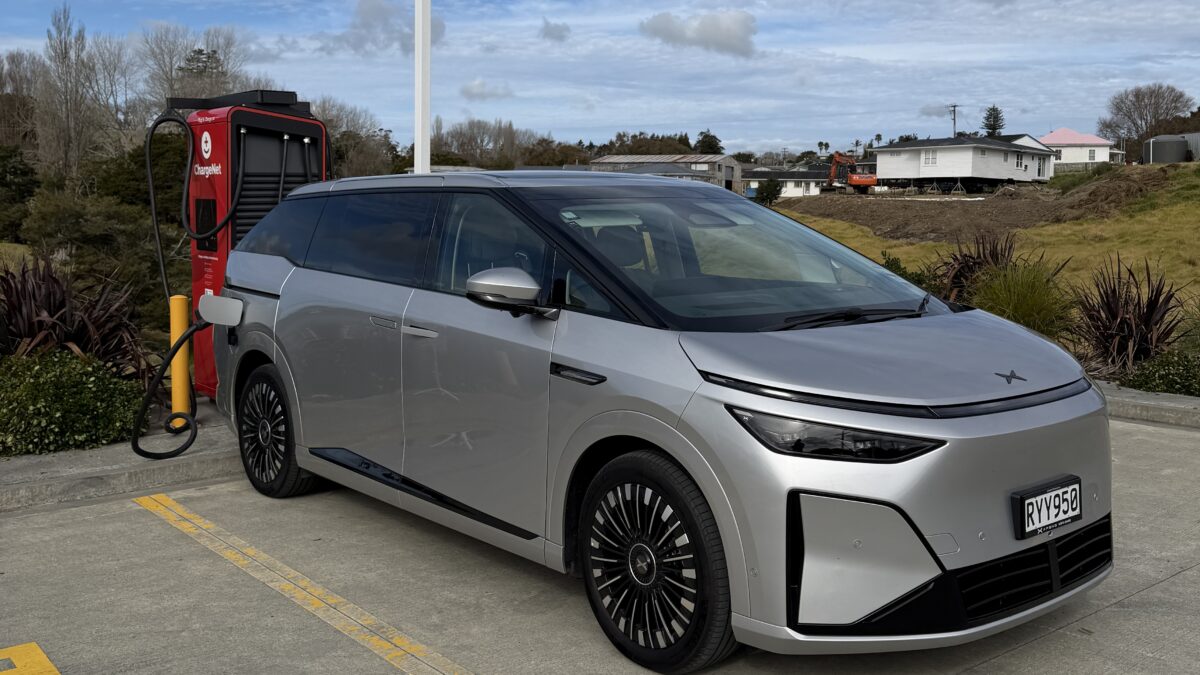 XPeng X9 charging at the Kaiwaka ChargeNet Alpitronic hypercharger