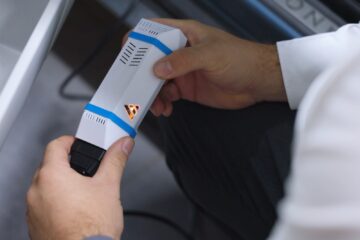AVILOO FLASH Test device plugged into a car's OBD port