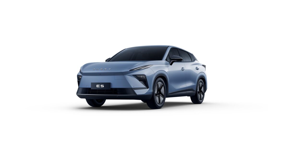 Chery E5 electric SUV in blue, front three quarter