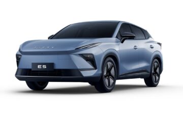 Chery E5 electric SUV in blue, front three quarter