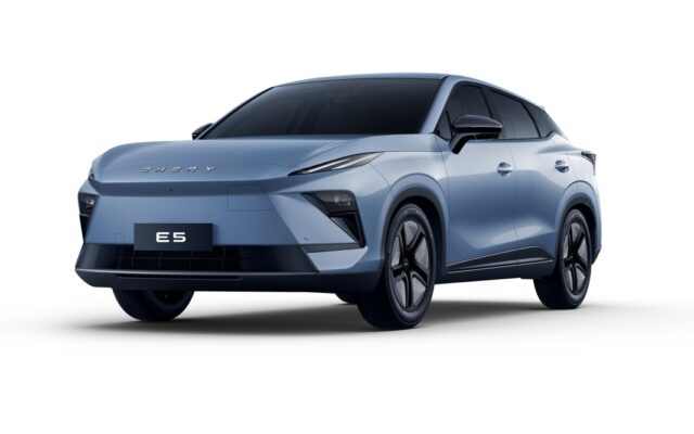 Chery E5 electric SUV in blue, front three quarter