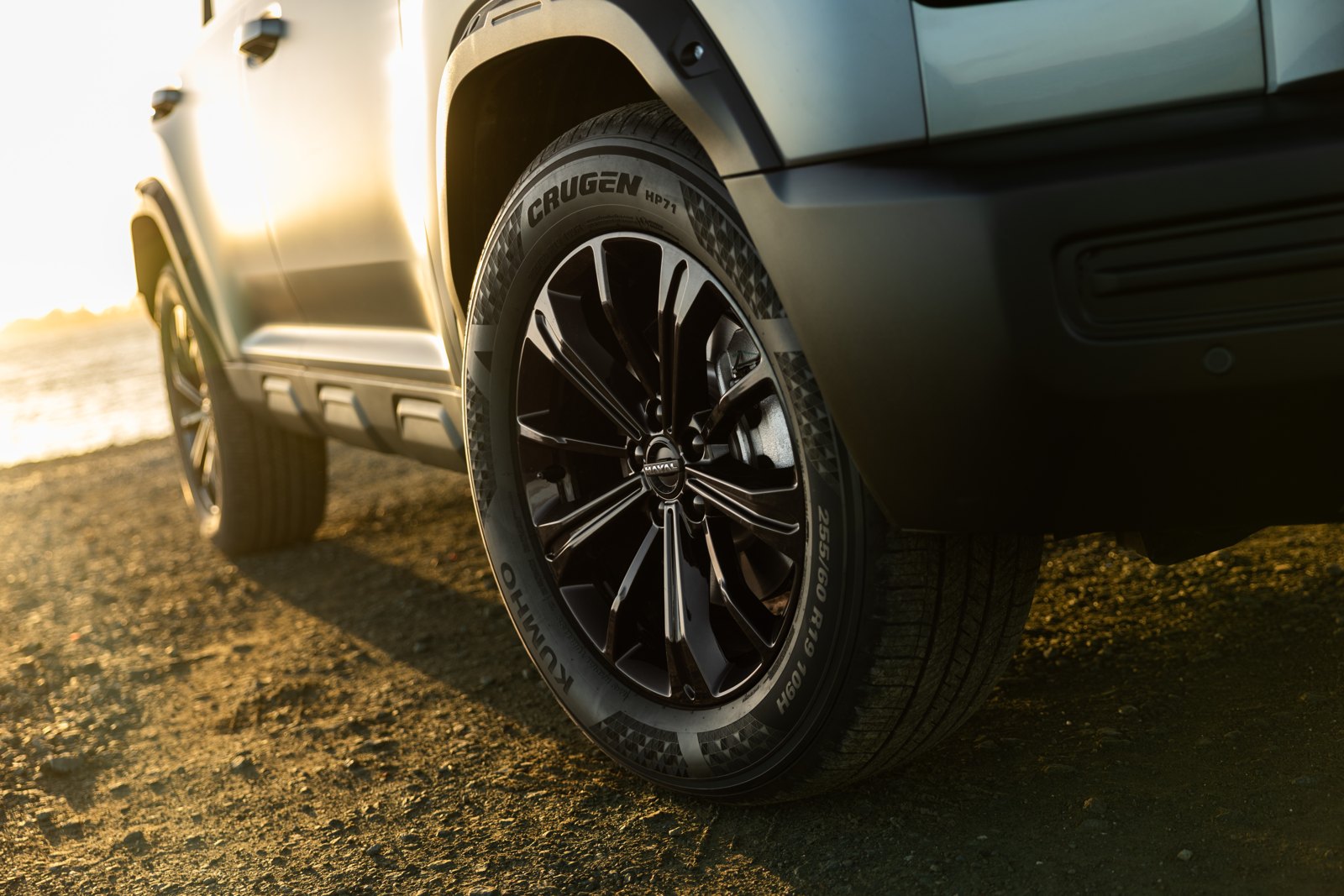 Close-up of the GWM Haval H7's 19-inch black alloy wheel and wheel arch