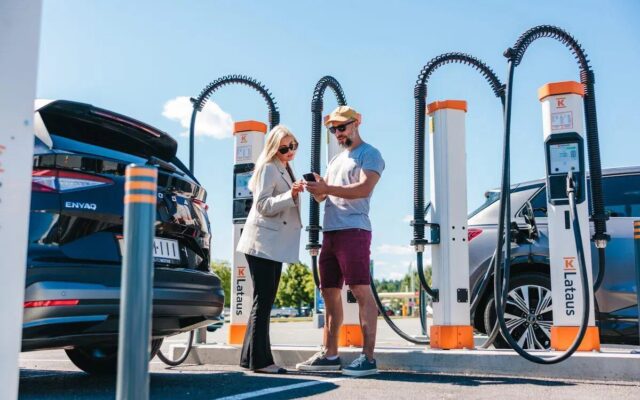 Two EV drivers at a multi-plug Kempower charging site