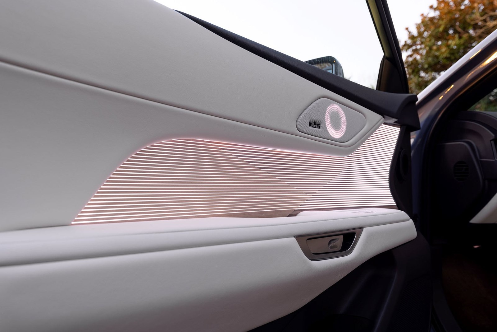 Lexus ES door trim with illuminated decorative surface