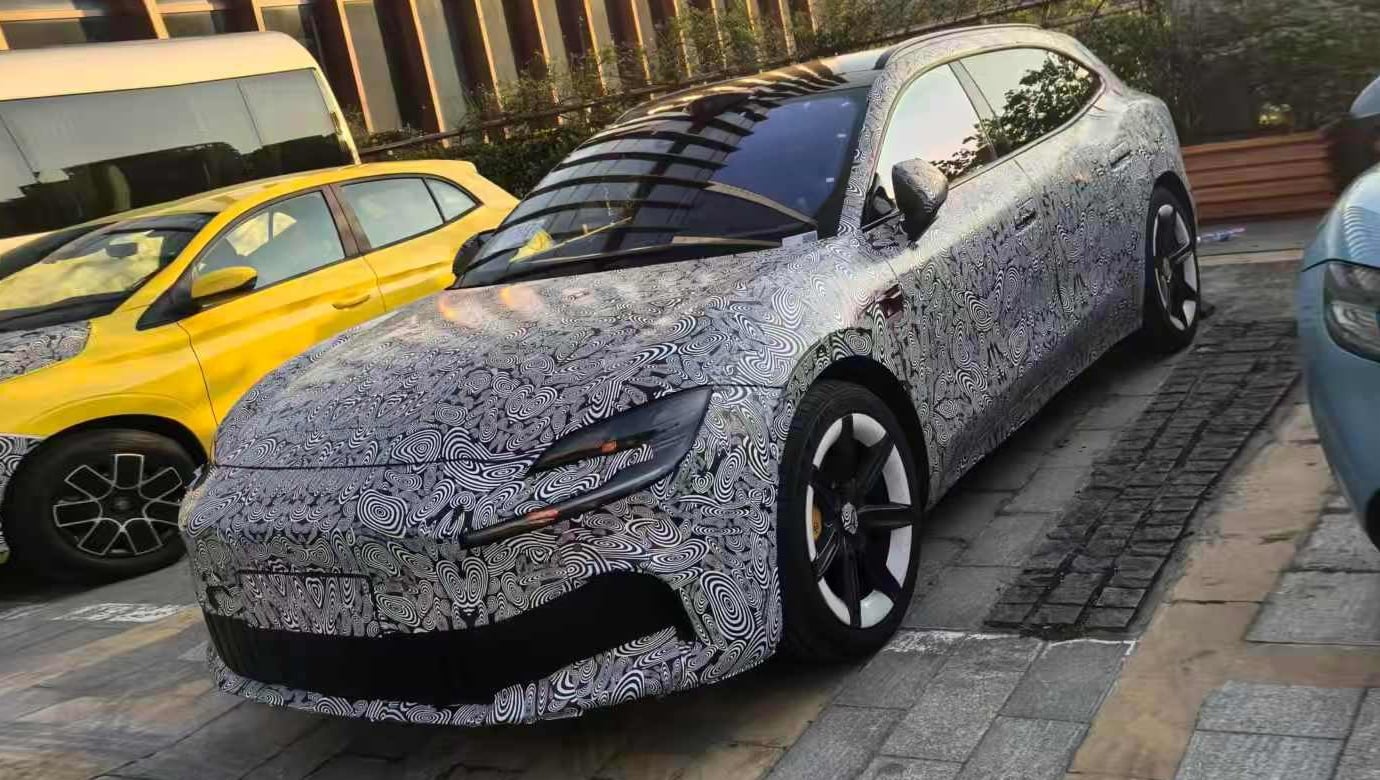 Camouflaged MG 07 wagon test car with a roof-mounted lidar unit