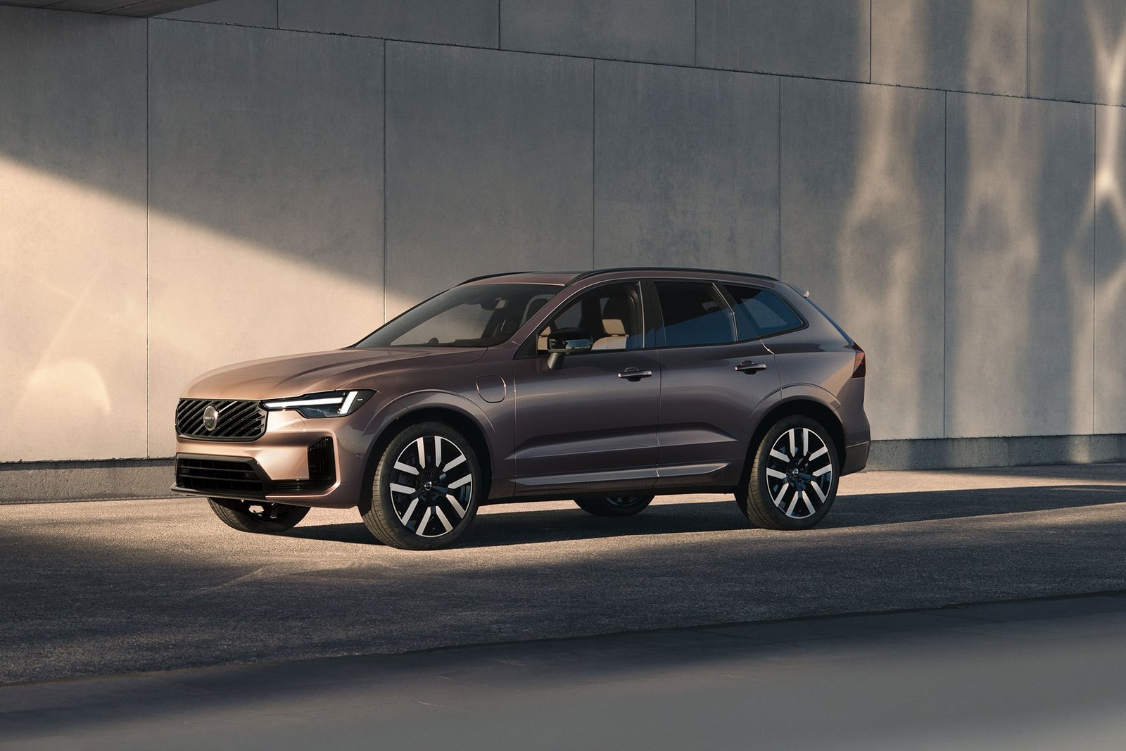 Volvo XC60 plug-in hybrid front three quarter