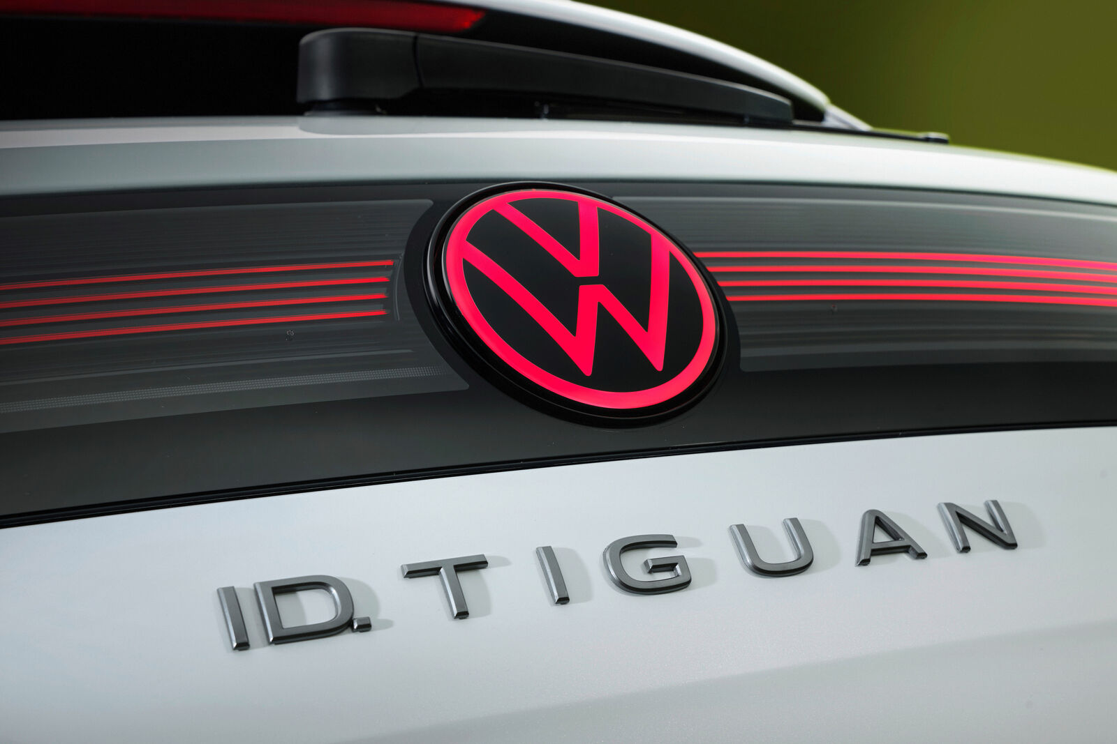 Close-up of the illuminated VW badge and ID. Tiguan lettering on the tailgate