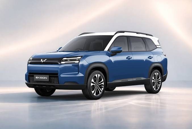 Blue Wuling Eksion electric SUV front three quarter