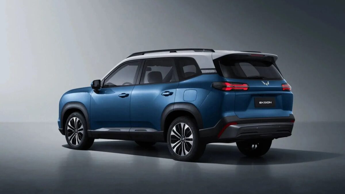 Blue Wuling Eksion electric SUV rear three quarter