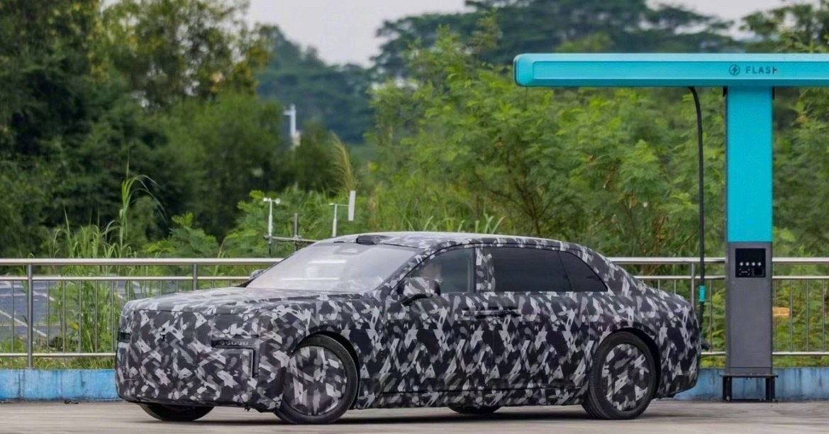 Camouflaged Yangwang sedan parked at a BYD Flash Charging station