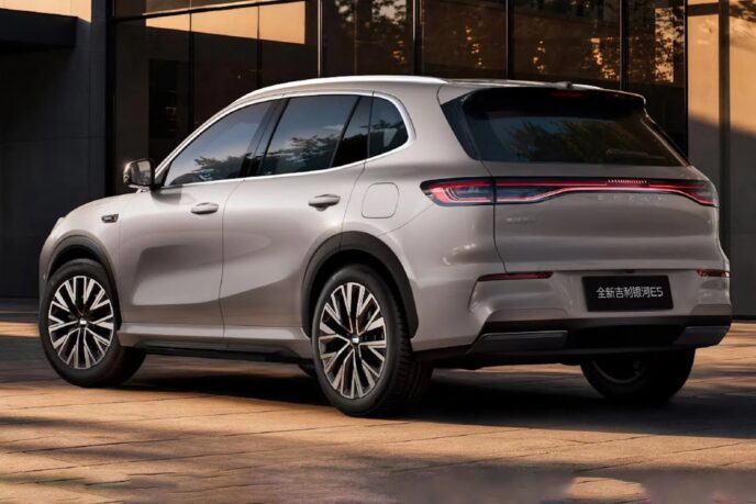 Rear three-quarter view of the 2027 Geely EX5