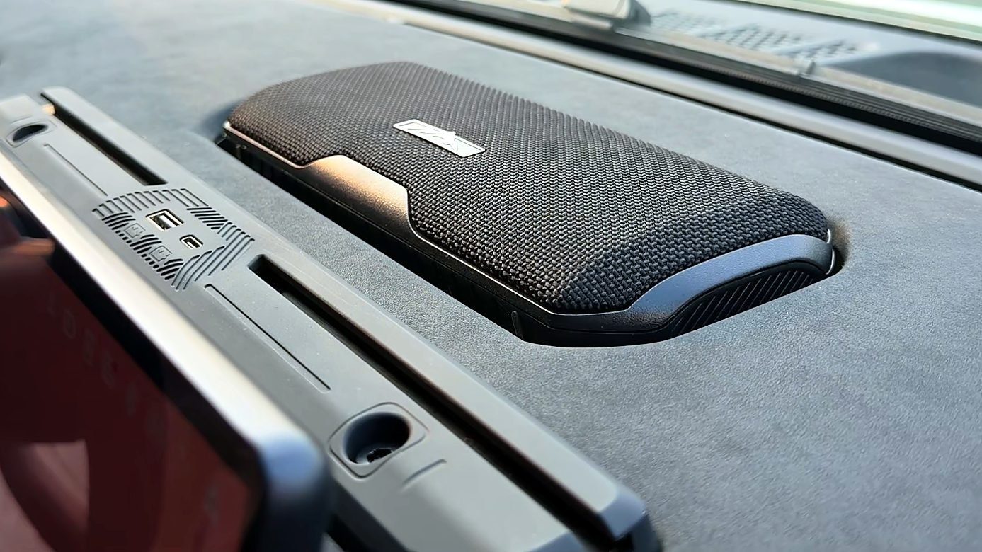 Chery Stockman dashboard top with speaker and accessory rail