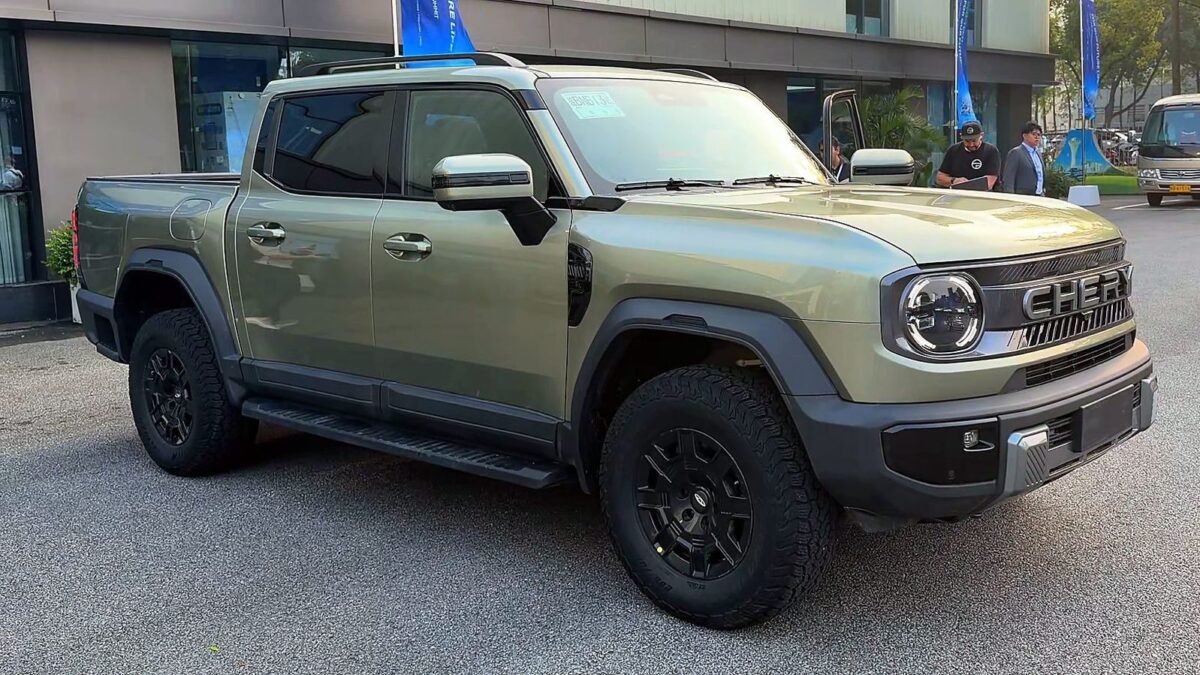 Chery Stockman diesel plug-in hybrid ute front three-quarter view in Wuhu