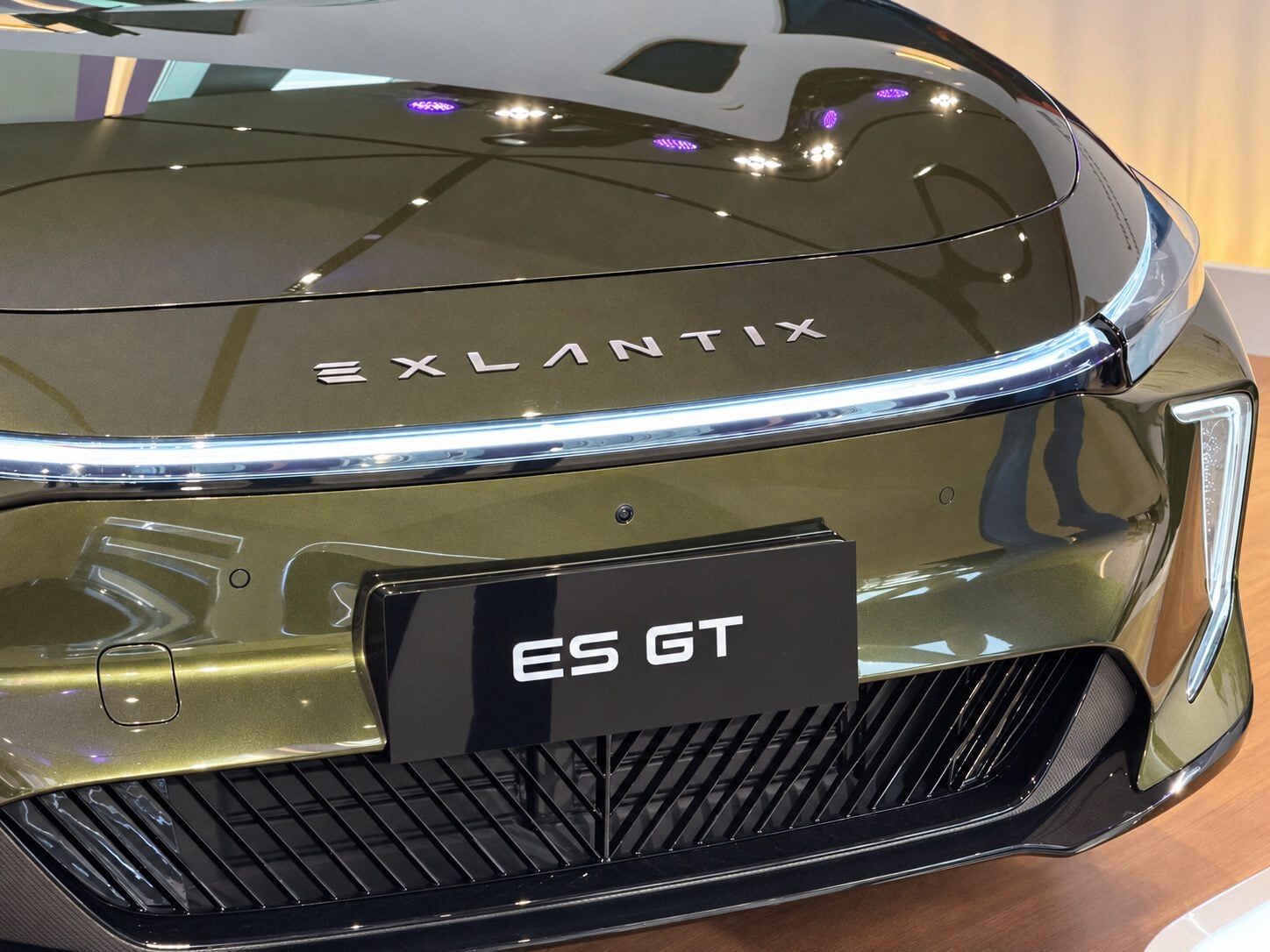 Exlantix ES GT front light bar and grille