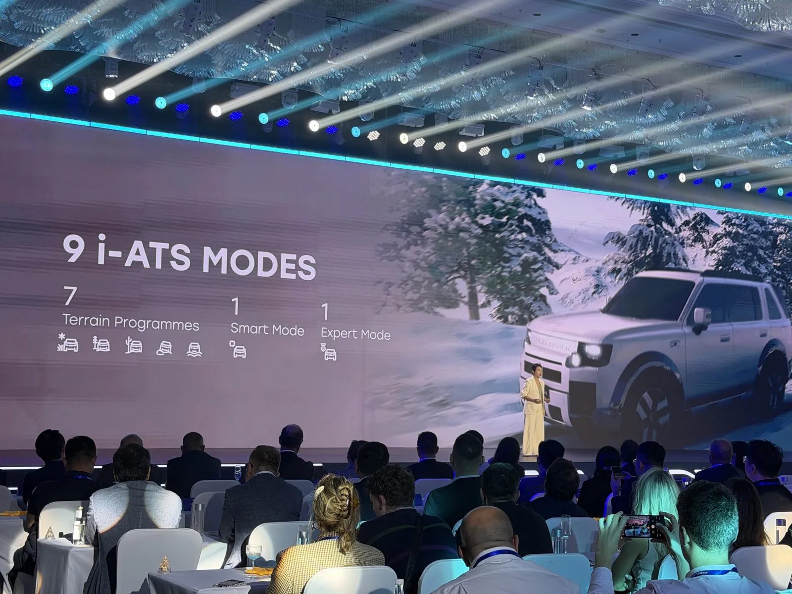 Slide showing nine Freelander 8 i-ATS modes: seven terrain programmes, a smart mode and an expert mode