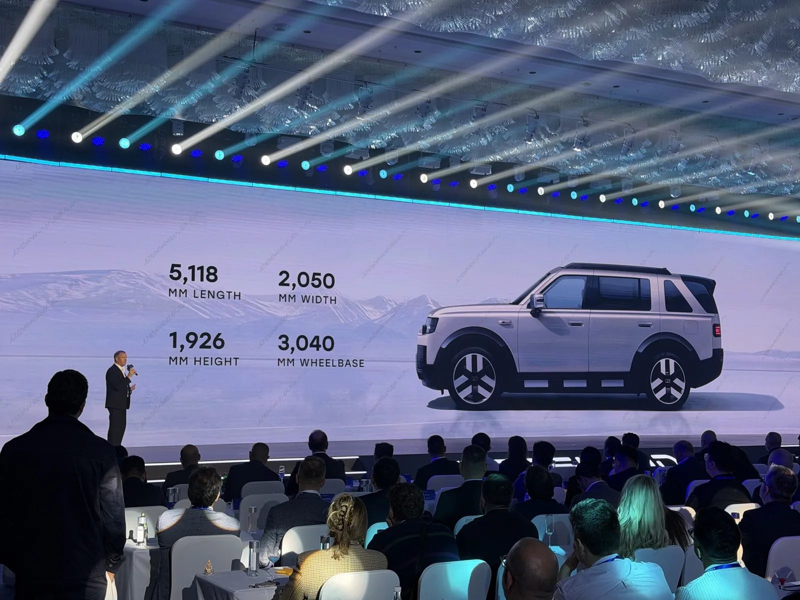 Slide showing Freelander 8 dimensions of 5118mm length, 2050mm width, 1926mm height and 3040mm wheelbase