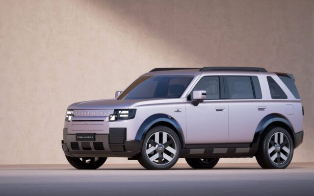 Front three-quarter view of the silver Freelander 8 SUV