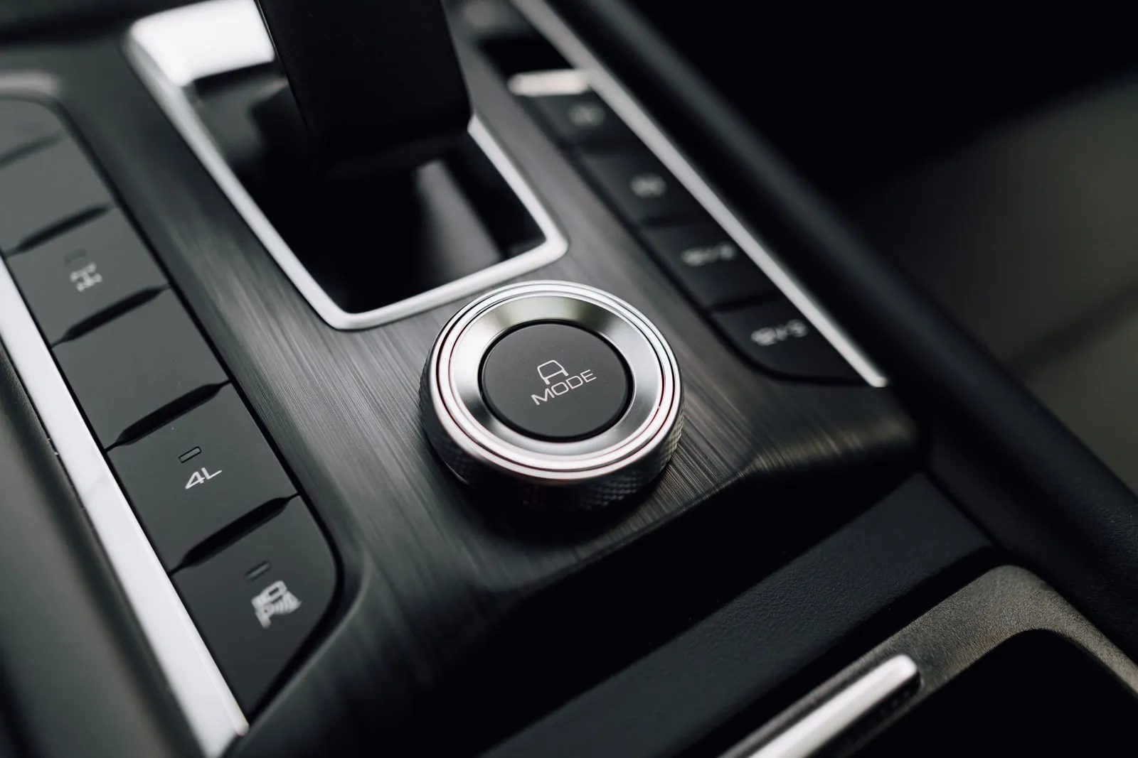 Drive mode dial and 4L switch on the GWM Cannon Hi4-T PHEV centre console
