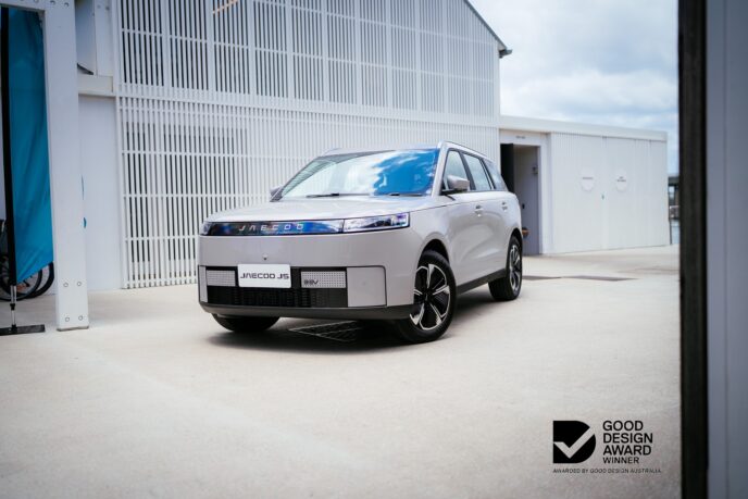 Jaecoo J5 EV front view with Good Design Award winner logo