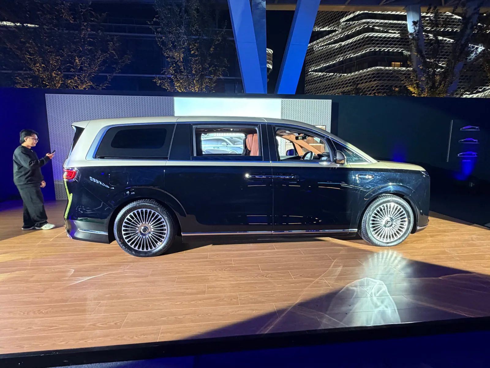 Luxeed LLounge side profile showing its large MPV proportions