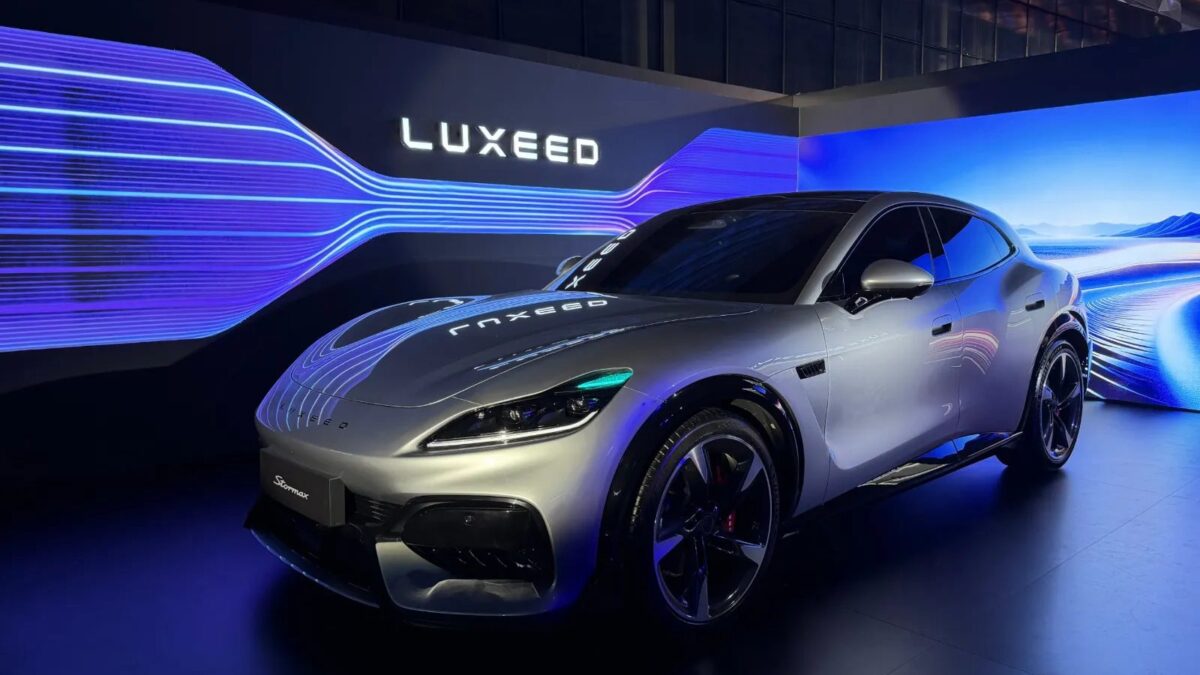 Luxeed Stormax electric performance SUV front three-quarter view