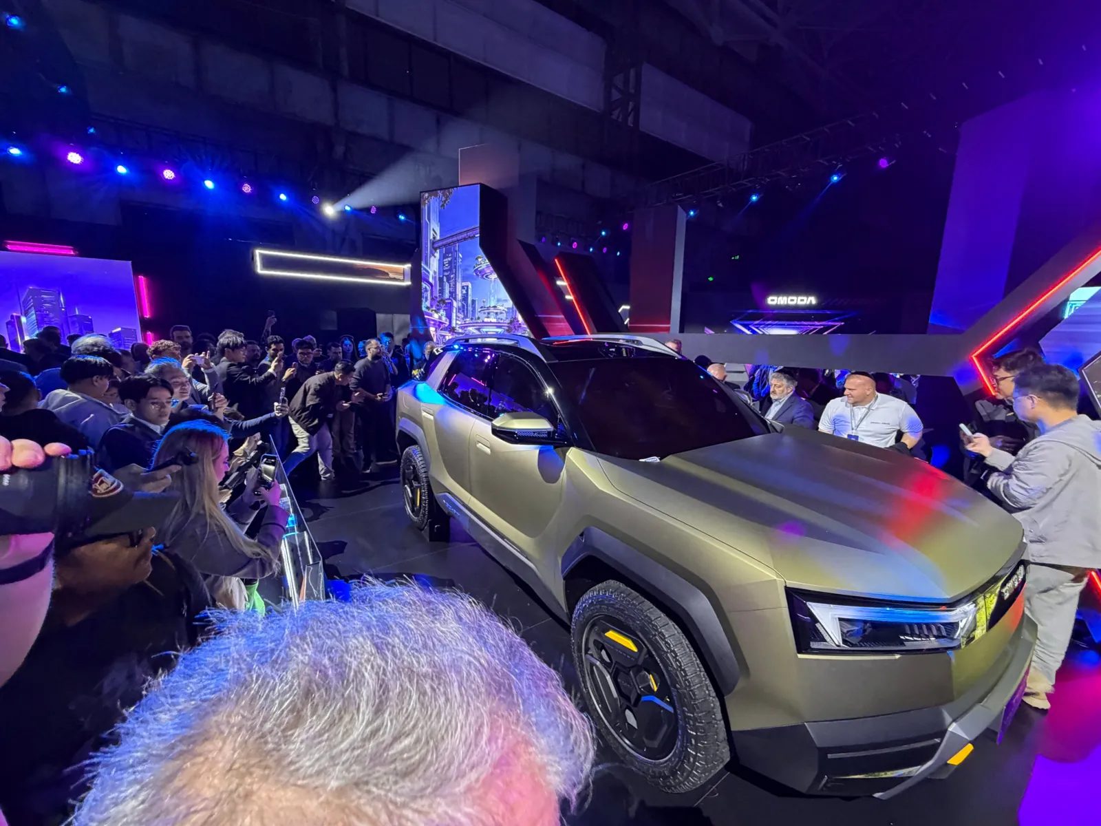 omoda x reveal crowd front