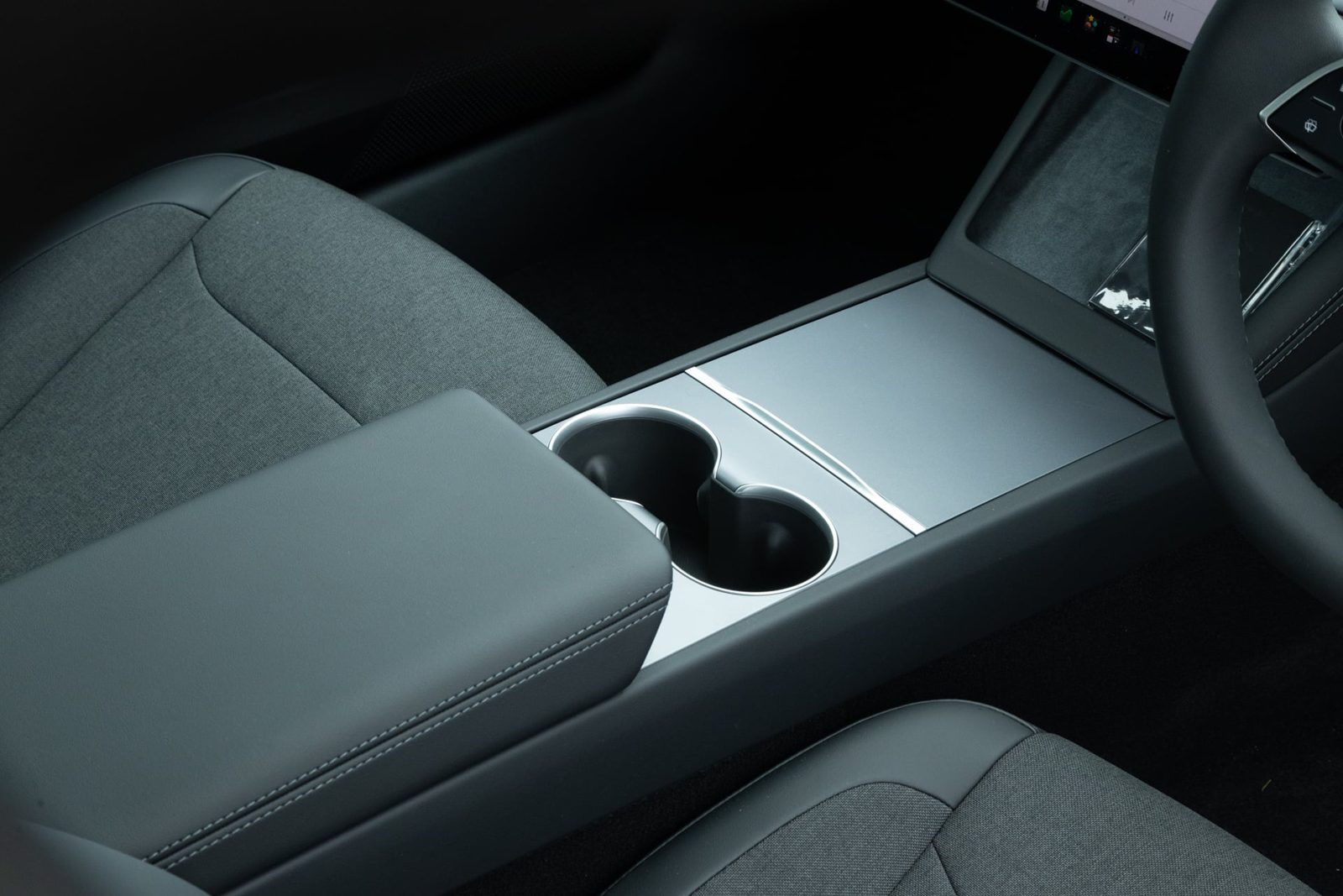 Centre console and cupholders in the Tesla Model 3