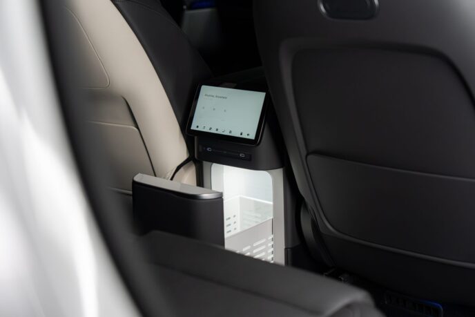 XPeng G9L fridge and rear control screen