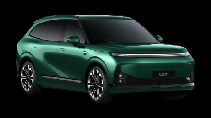 Green XPeng G9L front three-quarter view