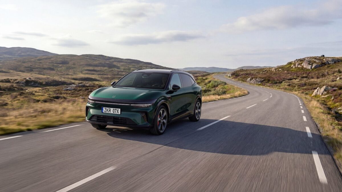Green updated Zeekr 7X driving on a coastal mountain road