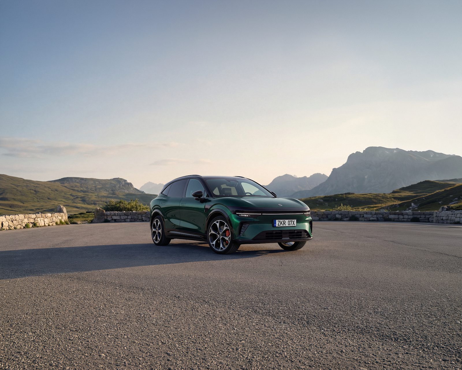Front three-quarter view of the green updated Zeekr 7X in a mountain car park