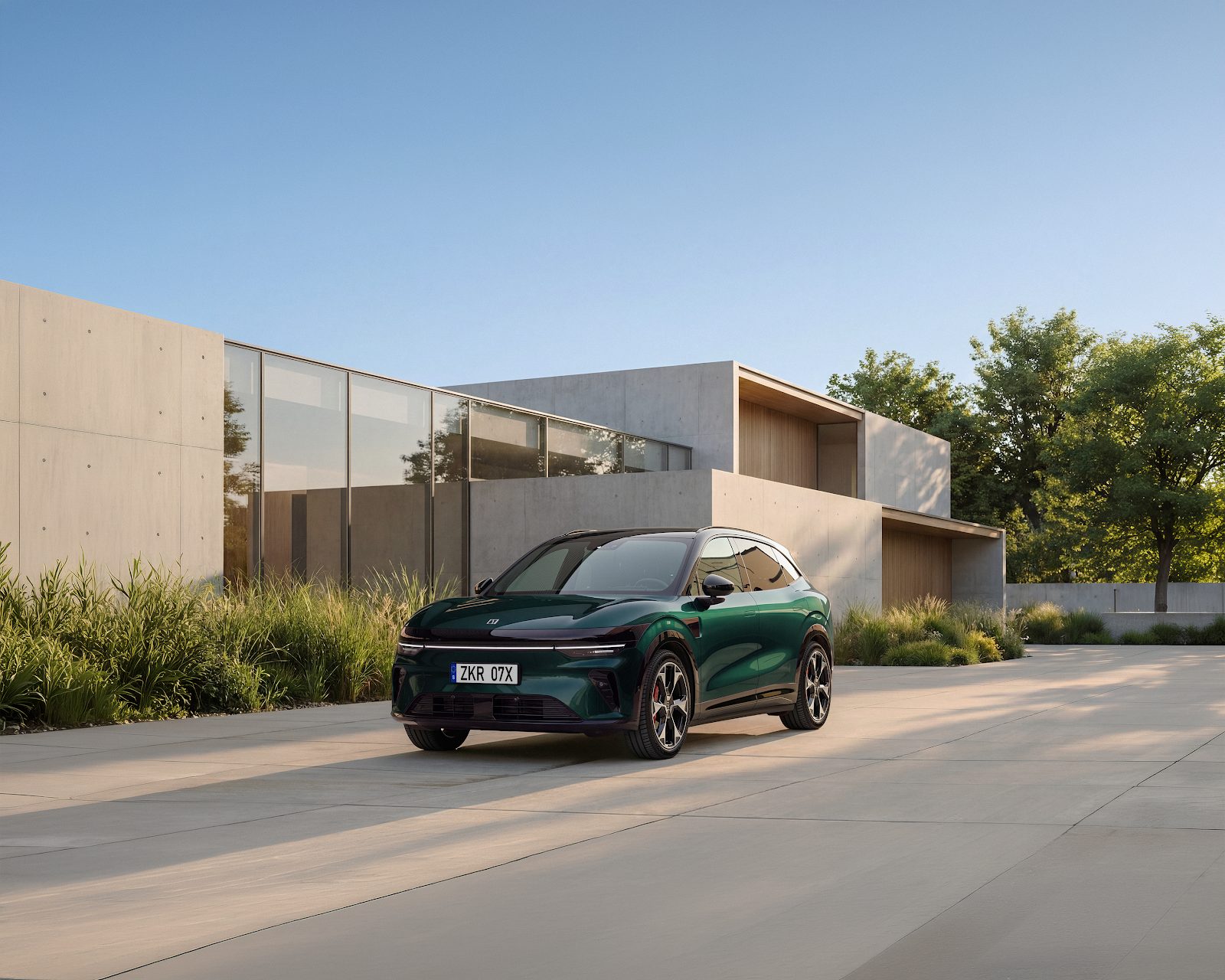 Green updated Zeekr 7X front view outside a modern house
